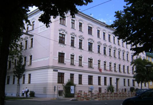 Gründerzeithaus mit rosa Fassade