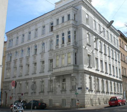Weißes Gründerzeithaus an einer Straßenecke