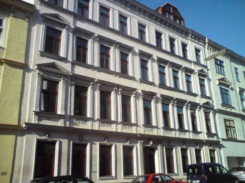 Sanierte Fassade mit Stuckgliederung