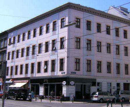 Eckhaus mit Geschäftslokalen im Erdgeschoß