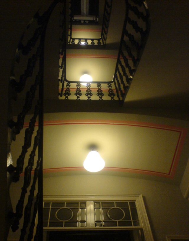 Blick nach oben in ein Gründerzeit-Stiegenhaus